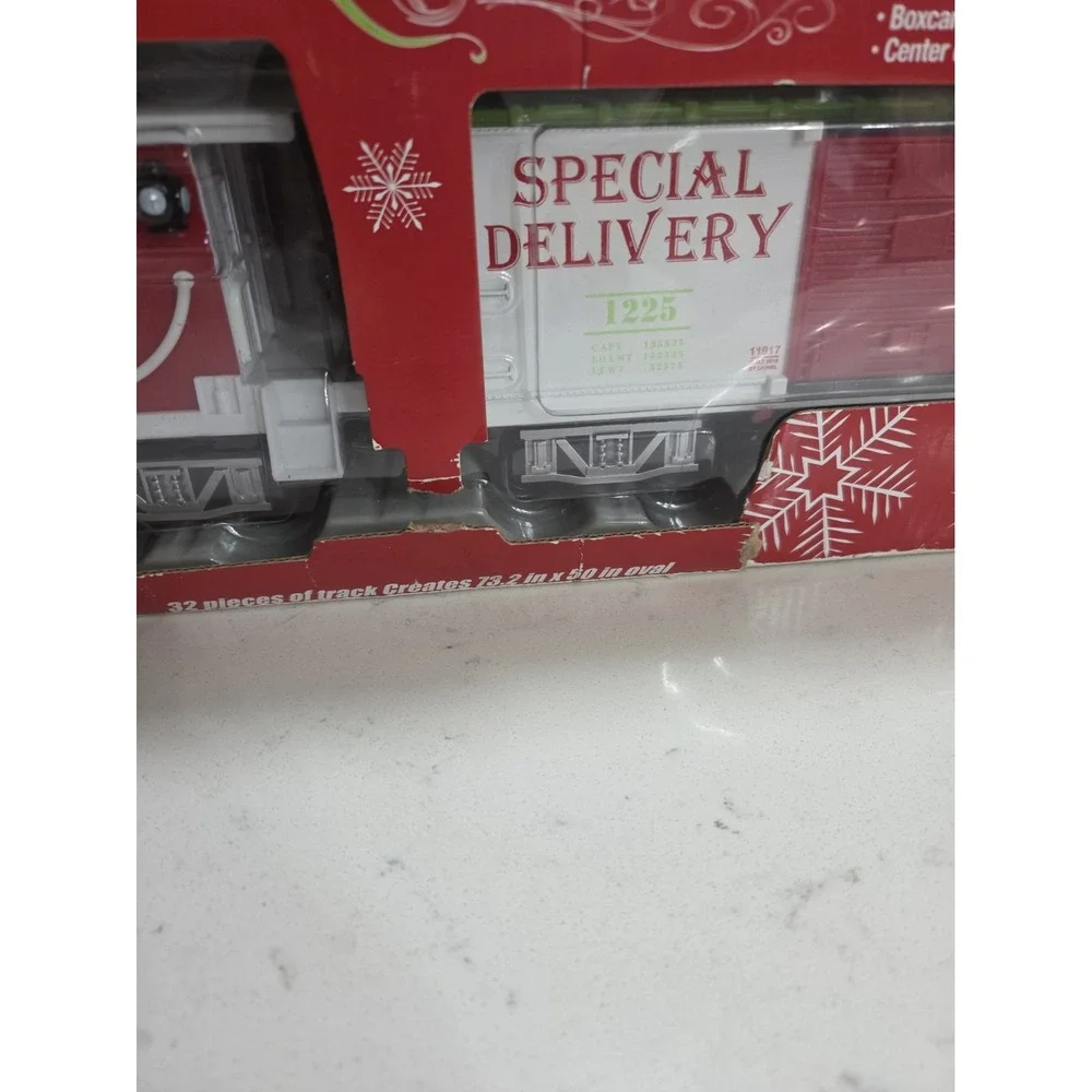 Lionel 7-11915 Home For The Holiday Ready-to-Play set